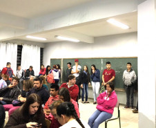 No município de Almirante Tamandaré, a população compareceu em peso. A diretora do colégio Rosa Johnson, Lígia Aparecida Oliveira, conta que ficou muito satisfeita com a audiência pública. “Aqui, houve participação ativa e efetiva da comunidade. É uma parceria perfeita que refletirá em ações concretas, com vistas a melhorias na estrutura e qualidade do ensino”, disse a diretora. A comunidade escolar optou por melhorias no telhado e na quadra esportiva.