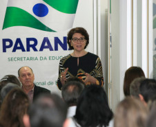 As melhorias na infraestrutura das escolas estaduais que serão viabilizadas pelo programa Escola 1000 foram definidas pela própria comunidade escolar, durante audiências públicas. Essa participação cada vez maior de estudantes, pais, professores e funcionários na administração das unidades é um dos pilares administrativos da Secretaria de Estado da Educação, previsto no programa Minha Escola Tem Ação (Meta) e replicado no Escola 1000. Na foto, reunião com o NRE de Toledo.