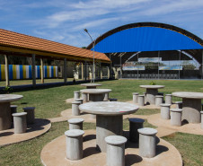 Os 500 alunos e os professores do Colégio Estadual Pato Bragado, do município de mesmo nome, no Oeste do Paraná, receberam nesta sexta-feira (02) o novo prédio da escola, que tem mais espaço e oferece mais conforto para o dia a dia de estudos e atividades. O governador Beto Richa esteve em Pato Bragado para, junto com a secretária de Estado da Educação, professora Ana Seres, entregar a nova estrutura, que tem 2,95 mil metros quadrados e é fruto de investimento de R$ 3,64 milhões. 