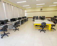 Os 500 alunos e os professores do Colégio Estadual Pato Bragado, do município de mesmo nome, no Oeste do Paraná, receberam nesta sexta-feira (02) o novo prédio da escola, que tem mais espaço e oferece mais conforto para o dia a dia de estudos e atividades. O governador Beto Richa esteve em Pato Bragado para, junto com a secretária de Estado da Educação, professora Ana Seres, entregar a nova estrutura, que tem 2,95 mil metros quadrados e é fruto de investimento de R$ 3,64 milhões. 