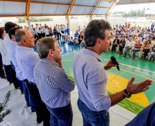 Os 500 alunos e os professores do Colégio Estadual Pato Bragado, do município de mesmo nome, no Oeste do Paraná, receberam nesta sexta-feira (02) o novo prédio da escola, que tem mais espaço e oferece mais conforto para o dia a dia de estudos e atividades. O governador Beto Richa esteve em Pato Bragado para, junto com a secretária de Estado da Educação, professora Ana Seres, entregar a nova estrutura, que tem 2,95 mil metros quadrados e é fruto de investimento de R$ 3,64 milhões. 