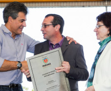 Os 500 alunos e os professores do Colégio Estadual Pato Bragado, do município de mesmo nome, no Oeste do Paraná, receberam nesta sexta-feira (02) o novo prédio da escola, que tem mais espaço e oferece mais conforto para o dia a dia de estudos e atividades. O governador Beto Richa esteve em Pato Bragado para, junto com a secretária de Estado da Educação, professora Ana Seres, entregar a nova estrutura, que tem 2,95 mil metros quadrados e é fruto de investimento de R$ 3,64 milhões. 