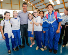 Os 500 alunos e os professores do Colégio Estadual Pato Bragado, do município de mesmo nome, no Oeste do Paraná, receberam nesta sexta-feira (02) o novo prédio da escola, que tem mais espaço e oferece mais conforto para o dia a dia de estudos e atividades. O governador Beto Richa esteve em Pato Bragado para, junto com a secretária de Estado da Educação, professora Ana Seres, entregar a nova estrutura, que tem 2,95 mil metros quadrados e é fruto de investimento de R$ 3,64 milhões. 