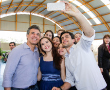 Os 500 alunos e os professores do Colégio Estadual Pato Bragado, do município de mesmo nome, no Oeste do Paraná, receberam nesta sexta-feira (02) o novo prédio da escola, que tem mais espaço e oferece mais conforto para o dia a dia de estudos e atividades. O governador Beto Richa esteve em Pato Bragado para, junto com a secretária de Estado da Educação, professora Ana Seres, entregar a nova estrutura, que tem 2,95 mil metros quadrados e é fruto de investimento de R$ 3,64 milhões. 