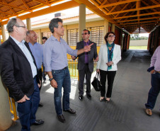 Os 500 alunos e os professores do Colégio Estadual Pato Bragado, do município de mesmo nome, no Oeste do Paraná, receberam nesta sexta-feira (02) o novo prédio da escola, que tem mais espaço e oferece mais conforto para o dia a dia de estudos e atividades. O governador Beto Richa esteve em Pato Bragado para, junto com a secretária de Estado da Educação, professora Ana Seres, entregar a nova estrutura, que tem 2,95 mil metros quadrados e é fruto de investimento de R$ 3,64 milhões. 