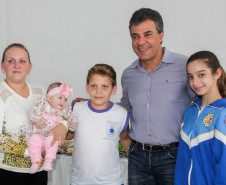 Os 500 alunos e os professores do Colégio Estadual Pato Bragado, do município de mesmo nome, no Oeste do Paraná, receberam nesta sexta-feira (02) o novo prédio da escola, que tem mais espaço e oferece mais conforto para o dia a dia de estudos e atividades. O governador Beto Richa esteve em Pato Bragado para, junto com a secretária de Estado da Educação, professora Ana Seres, entregar a nova estrutura, que tem 2,95 mil metros quadrados e é fruto de investimento de R$ 3,64 milhões. 