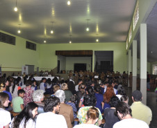 A comunidade escolar do Colégio Estadual São Sebastião, no bairro Umbará, em Curitiba, recebeu nesta terça-feira (13) a Banda da Polícia Militar do Paraná. A visita integra as comemorações dos 162 anos da Corporação, que incluem diversas apresentações socioculturais promovidas pela PM nas escolas até outubro.