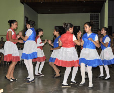 A comunidade escolar do Colégio Estadual São Sebastião, no bairro Umbará, em Curitiba, recebeu nesta terça-feira (13) a Banda da Polícia Militar do Paraná. A visita integra as comemorações dos 162 anos da Corporação, que incluem diversas apresentações socioculturais promovidas pela PM nas escolas até outubro.