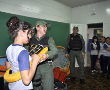 A comunidade escolar do Colégio Estadual São Sebastião, no bairro Umbará, em Curitiba, recebeu nesta terça-feira (13) a Banda da Polícia Militar do Paraná. A visita integra as comemorações dos 162 anos da Corporação, que incluem diversas apresentações socioculturais promovidas pela PM nas escolas até outubro.
