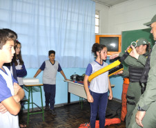 A comunidade escolar do Colégio Estadual São Sebastião, no bairro Umbará, em Curitiba, recebeu nesta terça-feira (13) a Banda da Polícia Militar do Paraná. A visita integra as comemorações dos 162 anos da Corporação, que incluem diversas apresentações socioculturais promovidas pela PM nas escolas até outubro.
