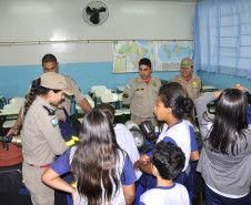 A comunidade escolar do Colégio Estadual São Sebastião, no bairro Umbará, em Curitiba, recebeu nesta terça-feira (13) a Banda da Polícia Militar do Paraná. A visita integra as comemorações dos 162 anos da Corporação, que incluem diversas apresentações socioculturais promovidas pela PM nas escolas até outubro.