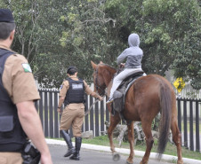 A comunidade escolar do Colégio Estadual São Sebastião, no bairro Umbará, em Curitiba, recebeu nesta terça-feira (13) a Banda da Polícia Militar do Paraná. A visita integra as comemorações dos 162 anos da Corporação, que incluem diversas apresentações socioculturais promovidas pela PM nas escolas até outubro.