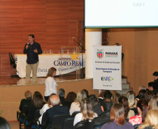 “O nosso objetivo é transformar a maneira de fazer a gestão escolar, envolvendo a comunidade na vida financeira das escolas e também na elaboração de projetos pedagógicos inovadores. Com isso vamos garantir não apenas a boa gestão, mas também a qualidade do ensino dos nossos estudantes”, explicou o chefe da Coordenadoria de Apoio Financeiro às escolas, Manoel José Vicente.