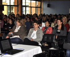 Trezentos e trinta técnicos pedagógicos de sete disciplinas dos 32 Núcleos Regionais de Educação (NREs) e do Departamento de Educação Básica (DEB) da Secretaria de Estado da Educação estão reunidos nesta quinta e sexta-feira (dias 15 e 16) para o evento “Formação em Ação Disciplinar – Ação Pedagógca e Prática Docente”, realizado no auditório da Diretoria de Políticas e Tecnologias Educacionais (DPTE), no bairro Boqueirão