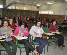 Trezentos e trinta técnicos pedagógicos de sete disciplinas dos 32 Núcleos Regionais de Educação (NREs) e do Departamento de Educação Básica (DEB) da Secretaria de Estado da Educação estão reunidos nesta quinta e sexta-feira (dias 15 e 16) para o evento “Formação em Ação Disciplinar – Ação Pedagógca e Prática Docente”, realizado no auditório da Diretoria de Políticas e Tecnologias Educacionais (DPTE), no bairro Boqueirão
