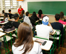 Os estudantes do ensino médio da rede pública estadual do Paraná tiveram desempenho acima da média nacional registrada na Prova Brasil, tanto em português quanto em matemática, o que coloca o Estado em quarto lugar. Em português, a nota nacional foi de 260, enquanto a do Paraná ficou em 267. Já na disciplina de exatas a média nacional atingiu 259, enquanto a estadual foi de 265.