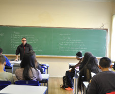 O Colégio Estadual Rio Branco, no bairro Batel, em Curitiba, recebeu nesta sexta-feira (16) 240 novos conjuntos escolares. A entrega faz parte dos investimentos do Governo do Paraná em melhoria na infraestrutura das escolas estaduais. Somente este ano estão sendo entregues 70 mil conjuntos a mais de 300 escolas em todo Paraná, no valor total de R$ 10 milhões.