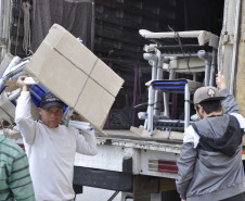O Colégio Estadual Rio Branco, no bairro Batel, em Curitiba, recebeu nesta sexta-feira (16) 240 novos conjuntos escolares. A entrega faz parte dos investimentos do Governo do Paraná em melhoria na infraestrutura das escolas estaduais. Somente este ano estão sendo entregues 70 mil conjuntos a mais de 300 escolas em todo Paraná, no valor total de R$ 10 milhões.