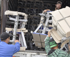 O Colégio Estadual Rio Branco, no bairro Batel, em Curitiba, recebeu nesta sexta-feira (16) 240 novos conjuntos escolares. A entrega faz parte dos investimentos do Governo do Paraná em melhoria na infraestrutura das escolas estaduais. Somente este ano estão sendo entregues 70 mil conjuntos a mais de 300 escolas em todo Paraná, no valor total de R$ 10 milhões.