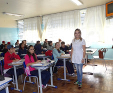 Os professores paranaenses que retornaram de um intercâmbio nos Estados Unidos estão aplicando em sala de aula o que aprenderam durante a viagem. Em janeiro deste ano, os profissionais que lecionam a língua inglesa Fernanda Pedrita Vicenti, do Colégio Estadual São Cristóvão, de Cascavel (região Oeste), e Jean Paulo Bernardo Xavier, do Colégio Estadual Professora Maria de Lourdes Morozowski, de Paranaguá (Litoral), embarcaram para os Estados Unidos, onde passaram cinco meses.