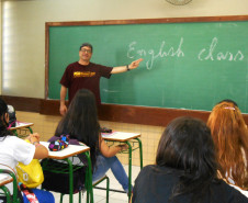 Os professores paranaenses que retornaram de um intercâmbio nos Estados Unidos estão aplicando em sala de aula o que aprenderam durante a viagem. Em janeiro deste ano, os profissionais que lecionam a língua inglesa Fernanda Pedrita Vicenti, do Colégio Estadual São Cristóvão, de Cascavel (região Oeste), e Jean Paulo Bernardo Xavier, do Colégio Estadual Professora Maria de Lourdes Morozowski, de Paranaguá (Litoral), embarcaram para os Estados Unidos, onde passaram cinco meses.