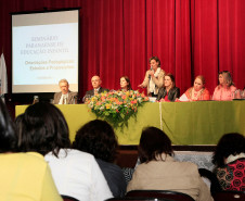 Especialistas e pesquisadores da educação das universidades públicas do Paraná, São Paulo e Rio de Janeiro iniciaram nesta terça-feira (20) o “Seminário Paranaense de Educação Infantil: Orientações Pedagógicas, Estudos e Preposições”. O encontro, que encerra na quarta-feira (21), reúne também técnicos pedagógicos da rede estadual de ensino que atuam nos 32 Núcleos Regionais de Educação, secretários de educação e coordenadores pedagógicos dos 399 municípios do Paraná.