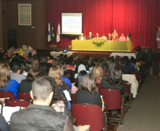 Especialistas e pesquisadores da educação das universidades públicas do Paraná, São Paulo e Rio de Janeiro iniciaram nesta terça-feira (20) o “Seminário Paranaense de Educação Infantil: Orientações Pedagógicas, Estudos e Preposições”. O encontro, que encerra na quarta-feira (21), reúne também técnicos pedagógicos da rede estadual de ensino que atuam nos 32 Núcleos Regionais de Educação, secretários de educação e coordenadores pedagógicos dos 399 municípios do Paraná.