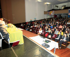 Especialistas e pesquisadores da educação das universidades públicas do Paraná, São Paulo e Rio de Janeiro iniciaram nesta terça-feira (20) o “Seminário Paranaense de Educação Infantil: Orientações Pedagógicas, Estudos e Preposições”. O encontro, que encerra na quarta-feira (21), reúne também técnicos pedagógicos da rede estadual de ensino que atuam nos 32 Núcleos Regionais de Educação, secretários de educação e coordenadores pedagógicos dos 399 municípios do Paraná.