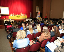 Especialistas e pesquisadores da educação das universidades públicas do Paraná, São Paulo e Rio de Janeiro iniciaram nesta terça-feira (20) o “Seminário Paranaense de Educação Infantil: Orientações Pedagógicas, Estudos e Preposições”. O encontro, que encerra na quarta-feira (21), reúne também técnicos pedagógicos da rede estadual de ensino que atuam nos 32 Núcleos Regionais de Educação, secretários de educação e coordenadores pedagógicos dos 399 municípios do Paraná.