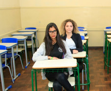 Para as alunas do 9° ano do ensino fundamental do Colégio Estadual Guido Straube, de Curitiba, Maria Luiza Santos e Ana Carolina Ramos, uma escola ideal precisa contar com bons professores, funcionários dedicados e com uma boa estrutura física