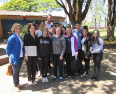 Há 10 anos, os estudantes do Colégio Estadual Iglea Grollmann, em Cianorte, no Noroeste do Estado, ganharam atividades diferenciadas no currículo das aulas do turno complementar, que fortaleceram a identificação deles com a escola. A aproximação garantiu melhores resultados no Índice de Desenvolvimento da Educação Básica (Ideb), no combate à evasão escolar e na participação efetiva da comunidade escolar.