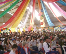 Há 10 anos, os estudantes do Colégio Estadual Iglea Grollmann, em Cianorte, no Noroeste do Estado, ganharam atividades diferenciadas no currículo das aulas do turno complementar, que fortaleceram a identificação deles com a escola. A aproximação garantiu melhores resultados no Índice de Desenvolvimento da Educação Básica (Ideb), no combate à evasão escolar e na participação efetiva da comunidade escolar.