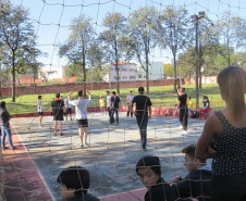 Há 10 anos, os estudantes do Colégio Estadual Iglea Grollmann, em Cianorte, no Noroeste do Estado, ganharam atividades diferenciadas no currículo das aulas do turno complementar, que fortaleceram a identificação deles com a escola. A aproximação garantiu melhores resultados no Índice de Desenvolvimento da Educação Básica (Ideb), no combate à evasão escolar e na participação efetiva da comunidade escolar.