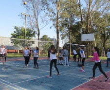 Há 10 anos, os estudantes do Colégio Estadual Iglea Grollmann, em Cianorte, no Noroeste do Estado, ganharam atividades diferenciadas no currículo das aulas do turno complementar, que fortaleceram a identificação deles com a escola. A aproximação garantiu melhores resultados no Índice de Desenvolvimento da Educação Básica (Ideb), no combate à evasão escolar e na participação efetiva da comunidade escolar.