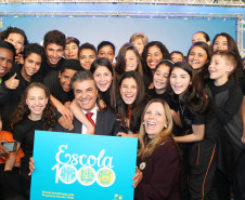 O governador Beto Richa lançou nesta terça-feira (27) o programa Escola 1000, que vai destinar R$ 100 milhões para mil escolas da rede pública estadual realizarem obras de reformas e melhorias