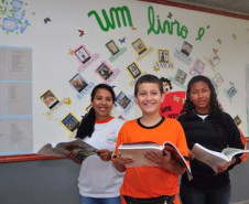 Implantado inicialmente em 32 escolas – uma em cada Núcleo Regional de Educação, sistema permite que as blibiotecas escolares sejam espaços de socialização de conhecimento, de cultura e de aproximação da escola com a comunidade