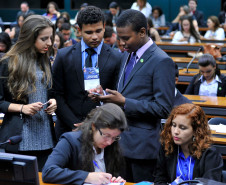 A participação dos estudantes paranaenses é um dos destaques da 13° edição do programa Parlamento Jovem Brasileiro (PJB), que tem como objetivo facilitar aos estudantes do ensino médio das escolas públicas e privadas brasileiras o exercício da cidadania e da vivência do processo legislativo. Durante o programa, os jovens participaram de uma jornada de uma semana na Câmara dos Deputados, em Brasília, onde atuam como deputados federais de maneira simulada.