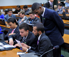 A participação dos estudantes paranaenses é um dos destaques da 13° edição do programa Parlamento Jovem Brasileiro (PJB), que tem como objetivo facilitar aos estudantes do ensino médio das escolas públicas e privadas brasileiras o exercício da cidadania e da vivência do processo legislativo. Durante o programa, os jovens participaram de uma jornada de uma semana na Câmara dos Deputados, em Brasília, onde atuam como deputados federais de maneira simulada.
