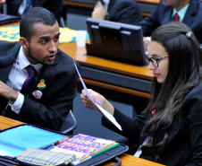 A participação dos estudantes paranaenses é um dos destaques da 13° edição do programa Parlamento Jovem Brasileiro (PJB), que tem como objetivo facilitar aos estudantes do ensino médio das escolas públicas e privadas brasileiras o exercício da cidadania e da vivência do processo legislativo. Durante o programa, os jovens participaram de uma jornada de uma semana na Câmara dos Deputados, em Brasília, onde atuam como deputados federais de maneira simulada.