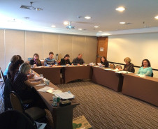 A Comissão Estadual da Olimpíada de Língua Portuguesa se reuniu em Curitiba, nesta quarta-feira (28), para avaliar os textos encaminhados pelos municípios participantes. Entre os 762 textos recebidos das Comissões Municipais foram selecionados 27 de vagas destinadas ao Paraná - sendo sete para os gêneros Artigo de Opinião, Memórias Literárias e Poema e seis vagas para o gênero Crônica. 