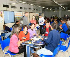 Diretores e as equipes financeiras das 59 escolas estaduais pertencentes ao Núcleo Regional de Educação de Guarapuava, na região Central do Estado, se reuniram nesta sexta-feira (30) com pequenos empresários e fornecedores da região na primeira rodada de negociação para compra de materiais e contratação de serviços pelas unidades escolares.