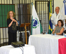 Presos custodiados e matriculados em atividades de ensino na Penitenciária Estadual de Cruzeiro do Oeste (Peco) receberam tablets para uso educacional. A partir de agora, além das aulas presenciais com o professor, os presos poderão acompanhar parte do conteúdo nas celas, por meio da ferramenta tecnológica.