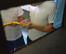 Presos custodiados e matriculados em atividades de ensino na Penitenciária Estadual de Cruzeiro do Oeste (Peco) receberam tablets para uso educacional. A partir de agora, além das aulas presenciais com o professor, os presos poderão acompanhar parte do conteúdo nas celas, por meio da ferramenta tecnológica.