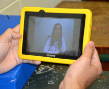 Presos custodiados e matriculados em atividades de ensino na Penitenciária Estadual de Cruzeiro do Oeste (Peco) receberam tablets para uso educacional. A partir de agora, além das aulas presenciais com o professor, os presos poderão acompanhar parte do conteúdo nas celas, por meio da ferramenta tecnológica.