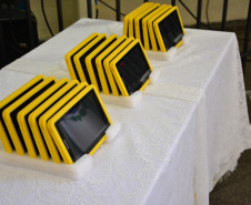 Presos custodiados e matriculados em atividades de ensino na Penitenciária Estadual de Cruzeiro do Oeste (Peco) receberam tablets para uso educacional. A partir de agora, além das aulas presenciais com o professor, os presos poderão acompanhar parte do conteúdo nas celas, por meio da ferramenta tecnológica.