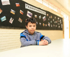 São os 930 estudantes do ensino fundamental, médio e da educação de jovens e adultos que cuidam para que as salas de aula permaneçam impecáveis. “As salas de aula são espaçosas e confortáveis e quando percebemos alguém sujando as carteiras chamamos a atenção, mas são casos isolados”, contou o estudante Nathan Gabriel Fernandes, de 11 anos, do 7° ano do ensino fundamental, que está na escola há dois anos.