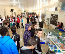 Planejamento, conscientização e identificação dos estudantes com a escola aliados a decisões coletivas. Essa tem sido a receita para a boa gestão do Colégio Estadual Tupy Pinheiro, em Guarapuava (região Central do Estado). O Colégio, construído em 1962, possui uma estrutura física impecável, com pintura nova, jardim bem cuidado, paredes e carteiras limpas e estudantes orgulhosos.