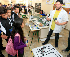 Planejamento, conscientização e identificação dos estudantes com a escola aliados a decisões coletivas. Essa tem sido a receita para a boa gestão do Colégio Estadual Tupy Pinheiro, em Guarapuava (região Central do Estado). O Colégio, construído em 1962, possui uma estrutura física impecável, com pintura nova, jardim bem cuidado, paredes e carteiras limpas e estudantes orgulhosos.