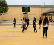 Planejamento, conscientização e identificação dos estudantes com a escola aliados a decisões coletivas. Essa tem sido a receita para a boa gestão do Colégio Estadual Tupy Pinheiro, em Guarapuava (região Central do Estado). O Colégio, construído em 1962, possui uma estrutura física impecável, com pintura nova, jardim bem cuidado, paredes e carteiras limpas e estudantes orgulhosos.