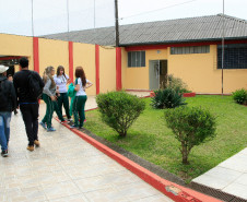 Planejamento, conscientização e identificação dos estudantes com a escola aliados a decisões coletivas. Essa tem sido a receita para a boa gestão do Colégio Estadual Tupy Pinheiro, em Guarapuava (região Central do Estado). O Colégio, construído em 1962, possui uma estrutura física impecável, com pintura nova, jardim bem cuidado, paredes e carteiras limpas e estudantes orgulhosos.